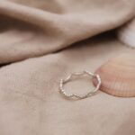 טבעת גלים בייסיק עדינה מכסף טהור 925 1.jpg