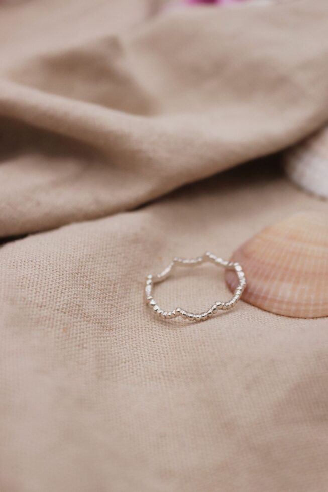 טבעת גלים בייסיק עדינה מכסף טהור 925 1.jpg