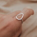 טבעת טיפה חלולה עדינה מכסף טהור 925 2.jpg