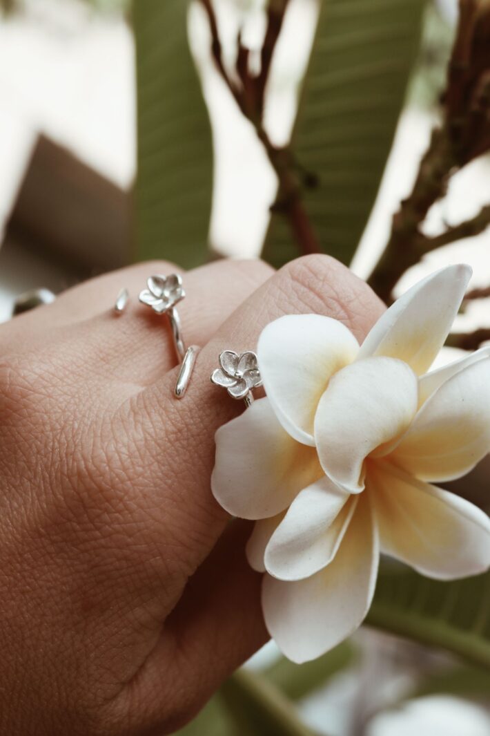 טבעת פרח פלומריה עדינה מכסף טהור 925.jpg