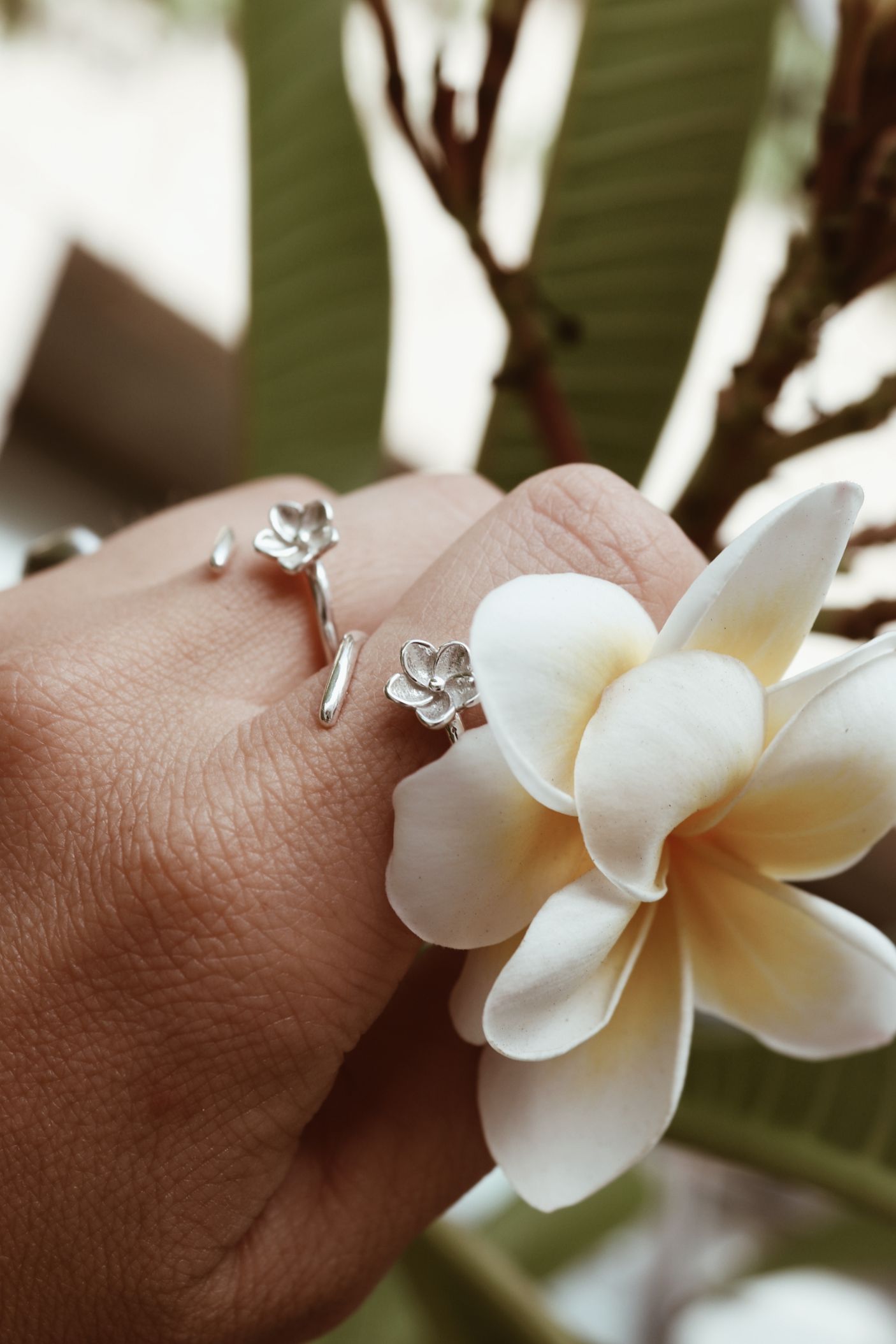 טבעת פרח פלומריה עדינה מכסף טהור 925.jpg