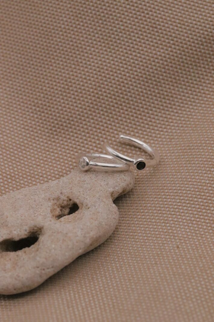 עגיל קונץ' ללא חור משובץ שיבוץ שחור או לבן מכסף 925