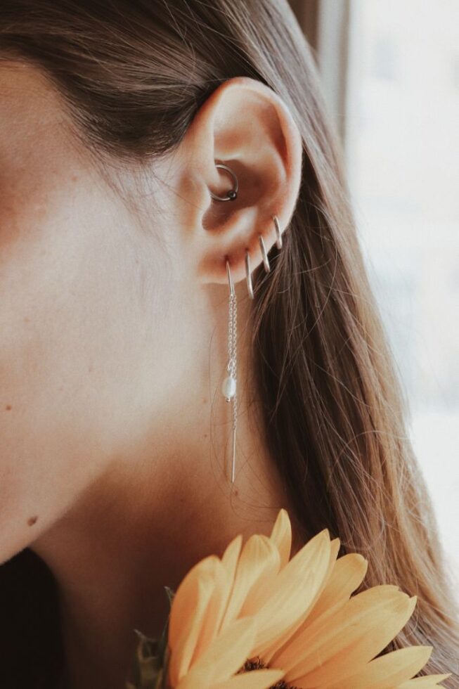 עגיל שרוך עדין ארוך עם פנינה לבנה מכסף טהור 925.jpg