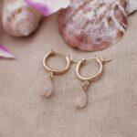 עגילי חישוק גולדפילד קטנים עם אבן רוזקוורץ ורודה טבעית.jpg