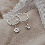 עגילי חישוק חבל עם פרח פלומריה מכסף טהור 925 1.jpg