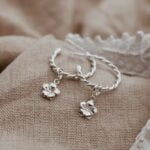 עגילי חישוק חבל עם פרח פלומריה מכסף טהור 925 2.jpg