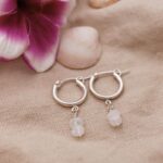 עגילי חישוק כסופים עם אבני מונסטון לבנות 1.jpg