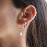 עגילי חישוק כסופים עם אבני מונסטון לבנות.jpg