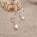 עגילי חישוק צמודים עם פנינה אסימטרית לבנה מכסף טהור 925 2.jpg