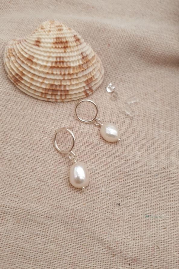 עגילי חישוק צמודים עם פנינה אסימטרית לבנה מכסף טהור 925 2.jpg