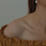 עגילי חישוק צמודים עם פנינה אסימטרית לבנה מכסף טהור 925 3.jpg