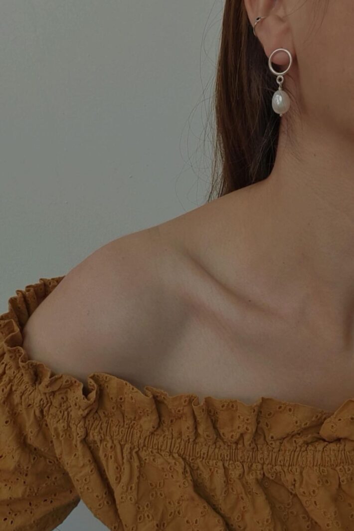 עגילי חישוק צמודים עם פנינה אסימטרית לבנה מכסף טהור 925 3.jpg