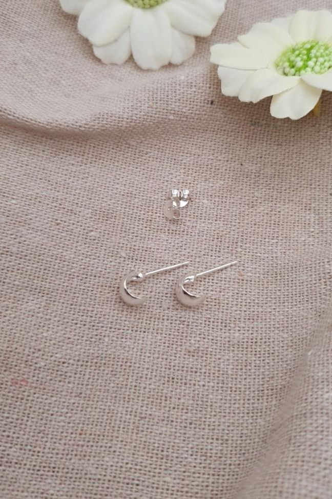 עגילי חישוק קטנטנים עבים צמודים לאוזן מכסף טהור 925 2.jpg