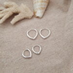 עגילי חישוק קטנים בצורת טיפה מכסף טהור 925 3.jpg