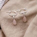 עגילי חישוק קטנים עם אבן רוזקוורץ ורודה מכסף טהור 925.jpg