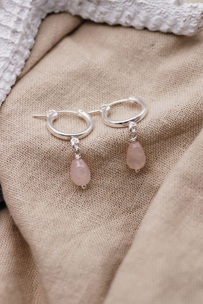 עגילי חישוק קטנים עם אבן רוזקוורץ ורודה מכסף טהור 925.jpg