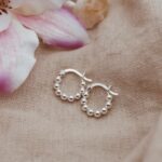 עגילי חישוק קטנים עם כדורי כסף טהור 925.jpg