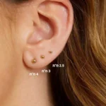 עגילי כדור צמודים לאוזן מכסף 925 או ציפוי זהב איכותי. עגילים תקניים לצבא. עגילים צמודים לחיילות