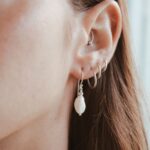 עגילי פנינה לבנה נתלים מכסף טהור 925 1.jpg