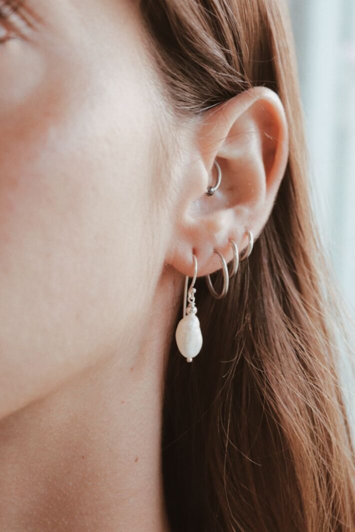 עגילי פנינה לבנה נתלים מכסף טהור 925 1.jpg