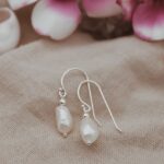 עגילי פנינה לבנה נתלים מכסף טהור 925 2.jpg