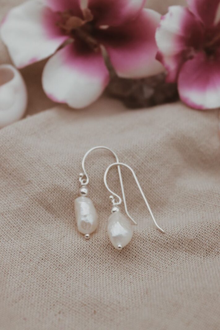 עגילי פנינה לבנה נתלים מכסף טהור 925 2.jpg