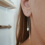 עגילי שרוך ארוכים עם פנינה לבנה קטנה מכסף טהור 925.jpg