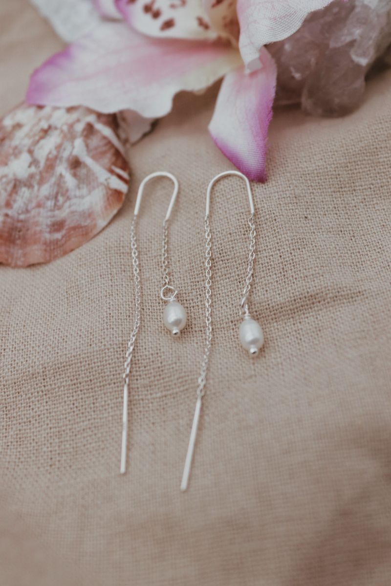 עגילי שרוך פנינה לבנה מכסף טהור 925.jpg