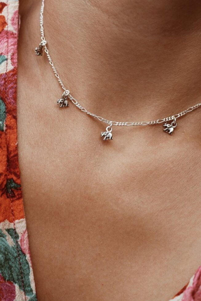 שרשרת גורמט עדינה ודקה בשילוב 5 צ'ארמים קטנים בצורת פילים. השרשרת מעוצבת בסגנון בוהו מושלם ותשב מושלם לבדה או ביחד עם שרשראות נוספות למראה שכבות מדורג שמקפיץ כל לוק.jpg