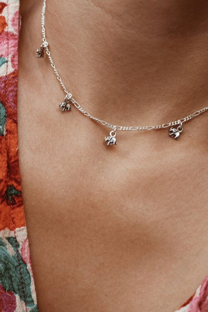 שרשרת גורמט עדינה ודקה בשילוב 5 צ'ארמים קטנים בצורת פילים. השרשרת מעוצבת בסגנון בוהו מושלם ותשב מושלם לבדה או ביחד עם שרשראות נוספות למראה שכבות מדורג שמקפיץ כל לוק.jpg