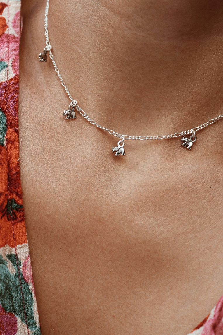 שרשרת גורמט עדינה ודקה בשילוב 5 צ'ארמים קטנים בצורת פילים. השרשרת מעוצבת בסגנון בוהו מושלם ותשב מושלם לבדה או ביחד עם שרשראות נוספות למראה שכבות מדורג שמקפיץ כל לוק.jpg