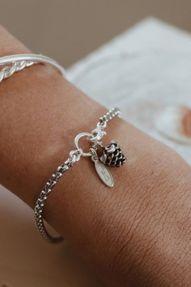 צמיד אצטרובל עם אבזם סגירה קדמי מכסף טהור 925 1.jpg