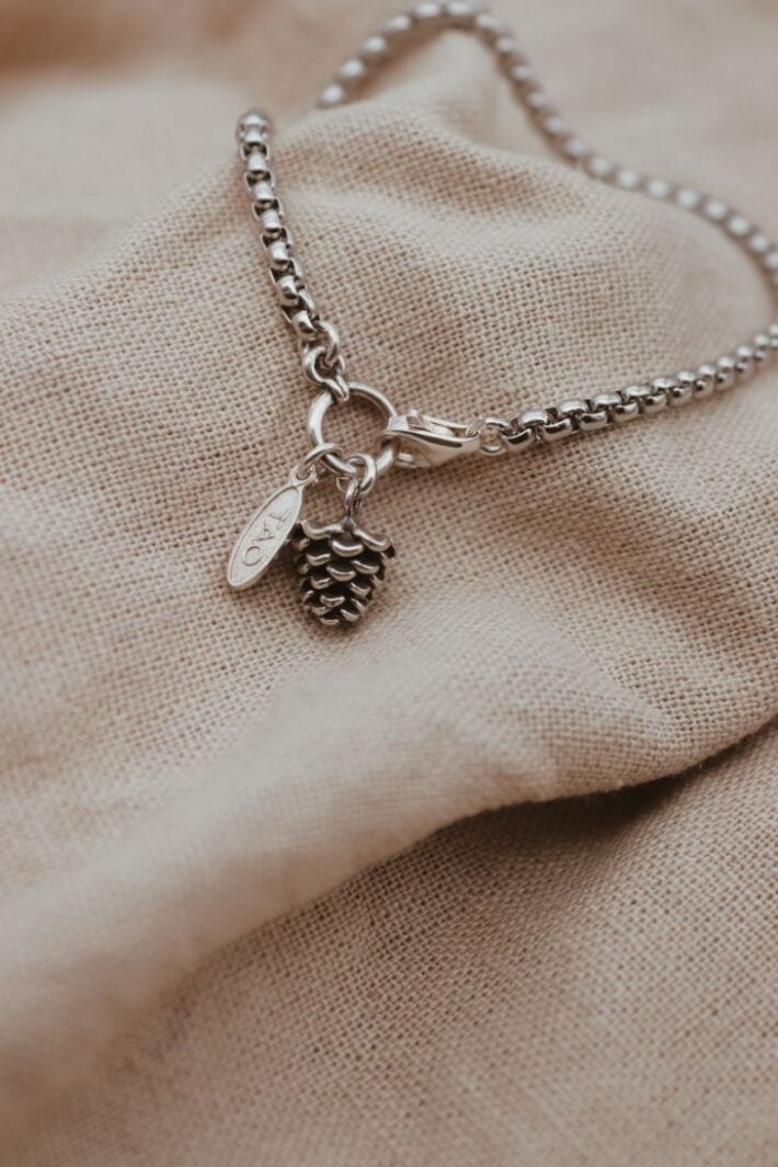 צמיד אצטרובל עם אבזם סגירה קדמי מכסף טהור 925 2.jpg