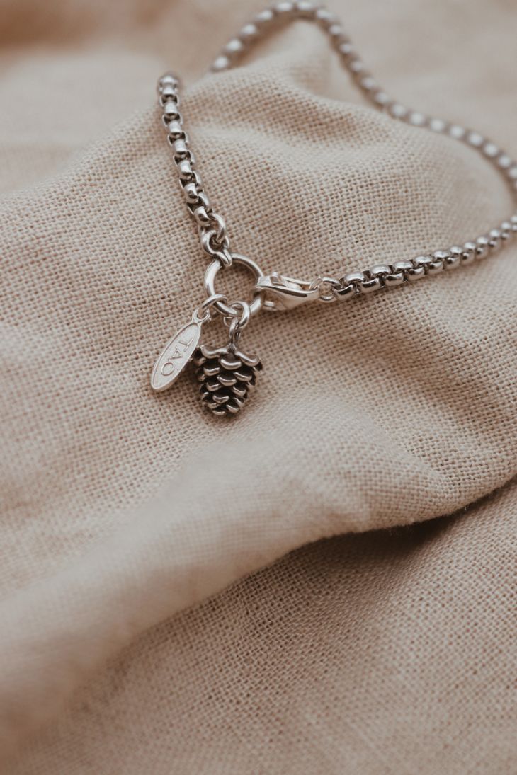 צמיד אצטרובל עם אבזם סגירה קדמי מכסף טהור 925 2.jpg