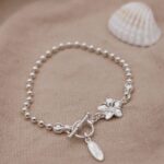 צמיד דיסקית אבזם קדמי עם פרח פלומריה מכסף טהור 925 1.jpg