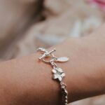 צמיד דיסקית אבזם קדמי עם פרח פלומריה מכסף טהור 925 2.jpg