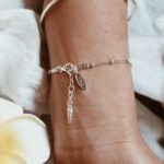 צמיד כדוריות עדין עם פנינה לבנה ותליון קונכיה קטן מכסף טהור 925 1.jpg