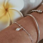 צמיד כדוריות עדין עם פנינה לבנה ותליון קונכיה קטן מכסף טהור 925 2.jpg