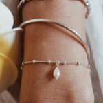 צמיד כדוריות עדין עם פנינה לבנה ותליון קונכיה קטן מכסף טהור 925 3.jpg