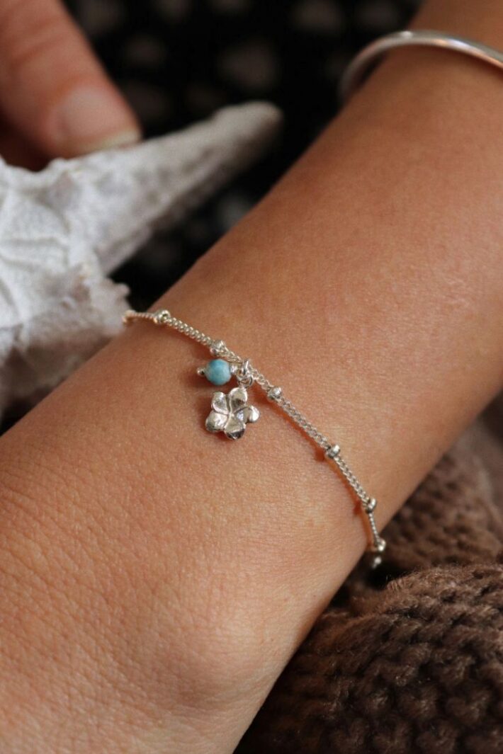 צמיד כדוריות עדין עם פרח פלומריה קן מכסף טהור 925 1.jpg