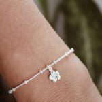 צמיד כדוריות עדין עם תליון פרח פלומריה קטן ועלה מכסף טהור 925 1.jpg