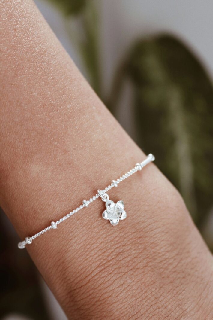 צמיד כדוריות עדין עם תליון פרח פלומריה קטן ועלה מכסף טהור 925 1.jpg