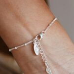 צמיד כדוריות עדין עם תליון פרח פלומריה קטן ועלה מכסף טהור 925 2.jpg