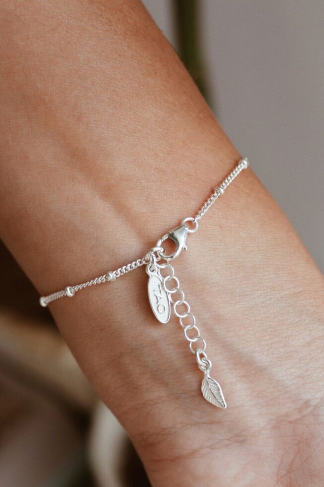 צמיד כדוריות עדין עם תליון פרח פלומריה קטן ועלה מכסף טהור 925 2.jpg