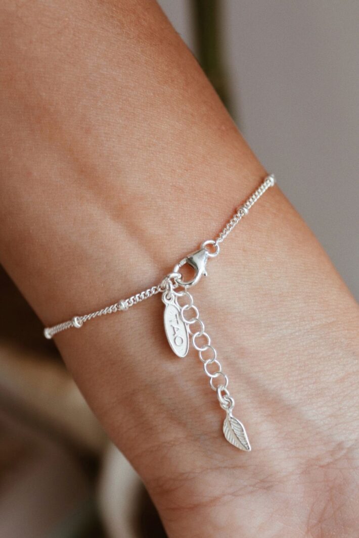 צמיד כדוריות עדין עם תליון פרח פלומריה קטן ועלה מכסף טהור 925 2.jpg