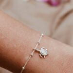 צמיד כדוריות עדין עם תליון צב קטן מכסף טהור 925.jpg