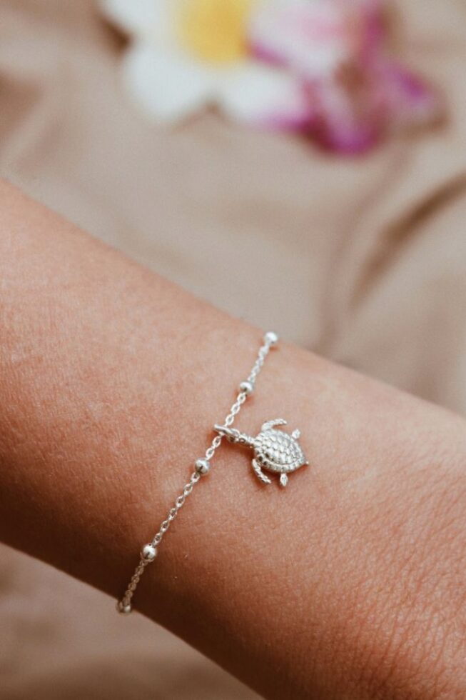 צמיד כדוריות עדין עם תליון צב קטן מכסף טהור 925.jpg