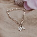 צמיד לולאות גדולות ואבזם סגירה קדמי עם פרח פלומריה מכסף טהור 925.jpg