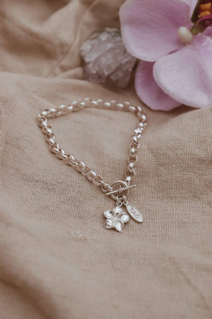 צמיד לולאות גדולות ואבזם סגירה קדמי עם פרח פלומריה מכסף טהור 925.jpg