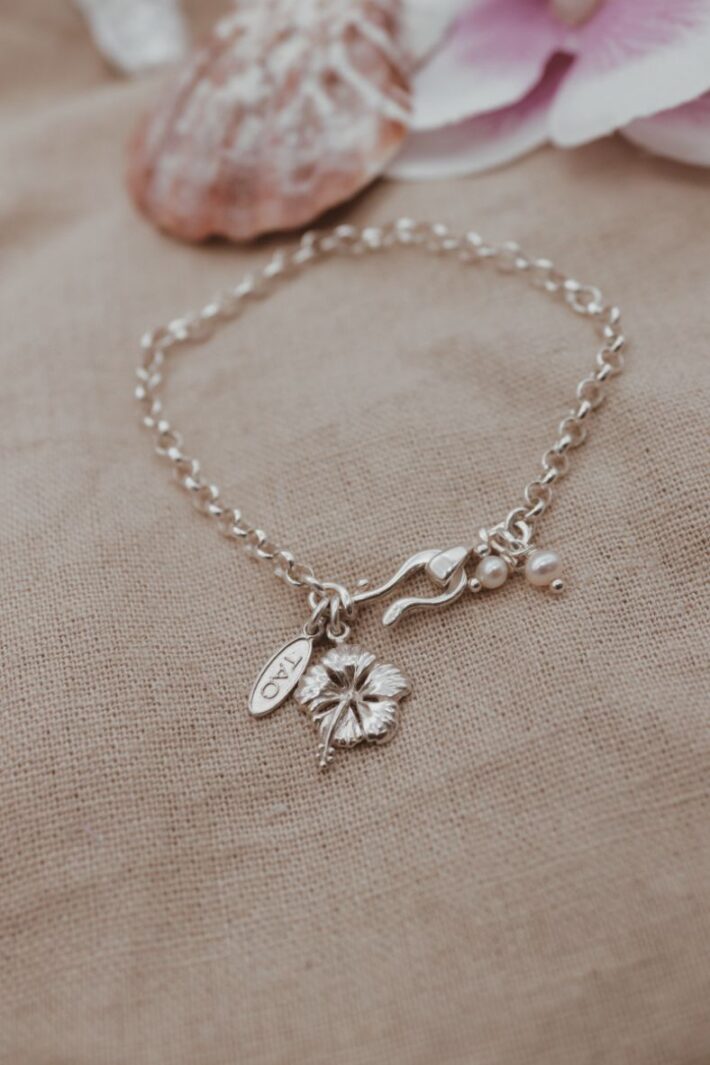 צמיד לולאות ופרח היביסקוס קטן עם פנינים לבנות מכסף טהור 925.jpg